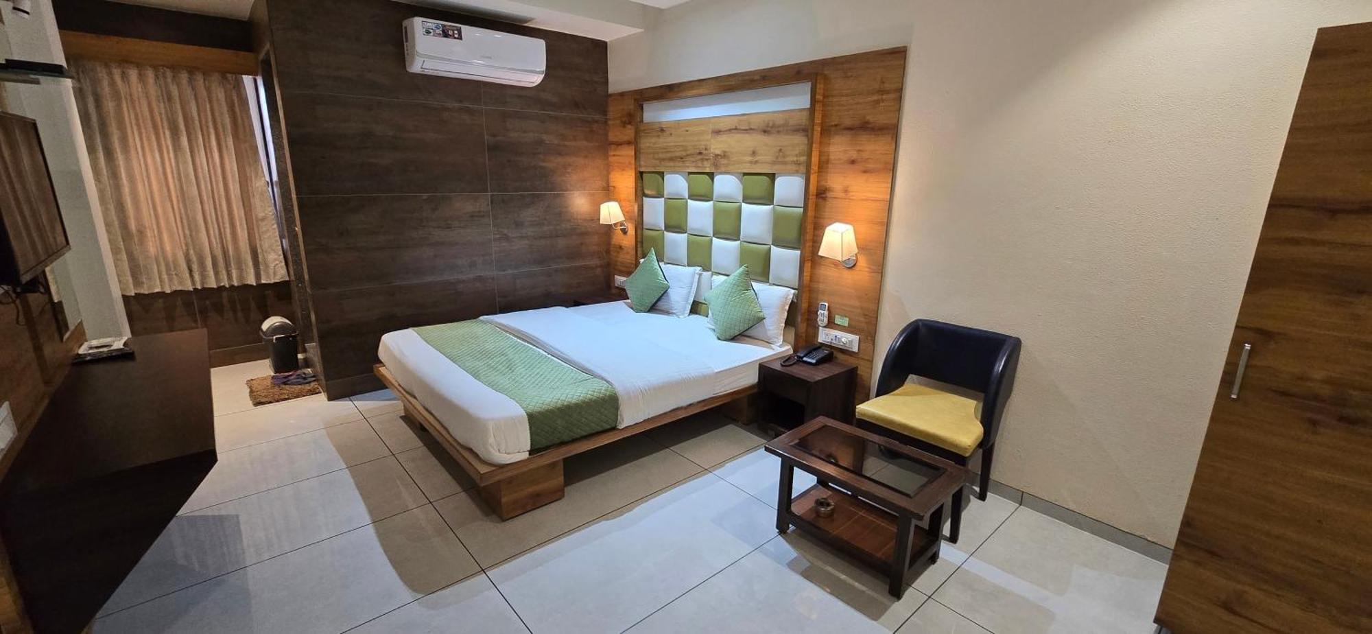 Hotel Viram Pardi Ngoại thất bức ảnh